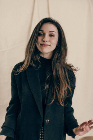 Grace Fulton Stylish In Black Wallpaper