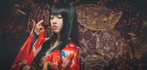Graceful Japanese Women In Traditional Kimono Wallpaper
