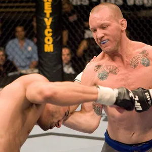 Gray Maynard Punching His Opponent Wallpaper