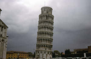 Gray Skies Above Tower Of Pisa Wallpaper