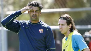 Great Athletes Frank Rijkaard And Lionel Messi Wallpaper