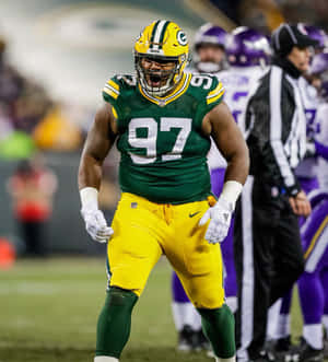 Green Bay Packers Kenny Clark Versus Minnesota Vikings Wallpaper