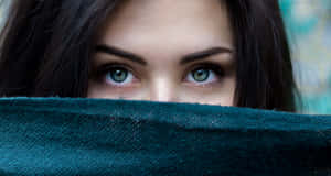 Green Eyes Of Linda Chica Wallpaper