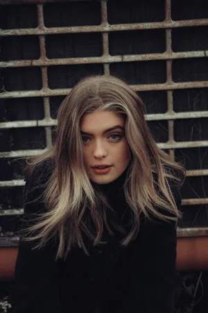 Grunge Girl Portrait Wallpaper