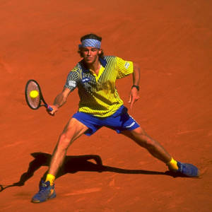 Gustavo Kuerten Executing A Perfect Forehand Stroke Wallpaper