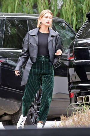 Hailey Bieber's Street Style Outfit Wallpaper