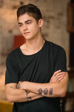 Hardin Scott Exuding Elegance And Confidence Wallpaper