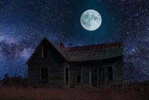 Haunted_ House_ Under_ Full_ Moon Wallpaper