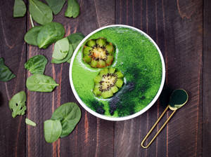 Health Food Green Smoothie With Kiwi Slices Wallpaper