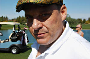 Hollywood Actor Tom Sizemore Enjoying A Game Of Golf On A Sunny Day. Wallpaper