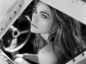 Hollywood Actress Denise Richards Retro Aesthetic Wallpaper