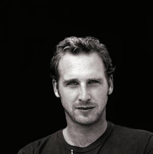 Hollywood Celebrity Josh Lucas Black And White Portrait Wallpaper