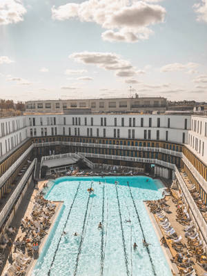 Hotel With Swimming Pool Wallpaper