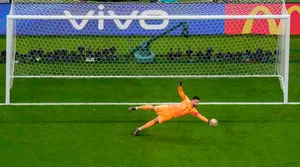 Hugo Lloris Close Save Wallpaper