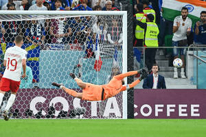 Hugo Lloris Lunging Save Wallpaper