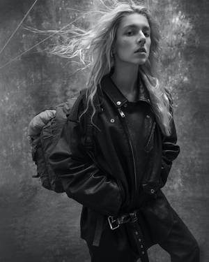 Hunter Schafer Monochrome Shot Wallpaper