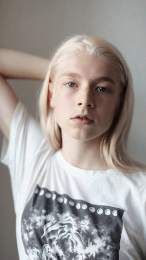 Hunter Schafer Natural Look Wallpaper