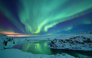 Iceland Northern Lights Stunning Show Wallpaper