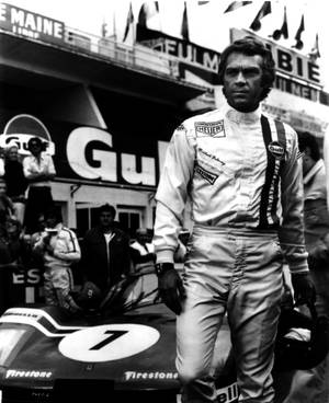 Iconic Hollywood Star - Steve Mcqueen In Black And White Wallpaper