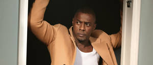 Idris Elba Posing On Doorway Wallpaper