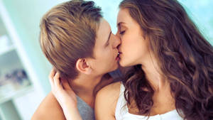 In Love Couples Kiss Wallpaper