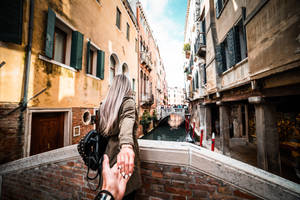 In Love Couples Vacation In Italy Wallpaper