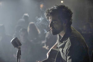 Inside Llewyn Davis Smoking While Performing Wallpaper