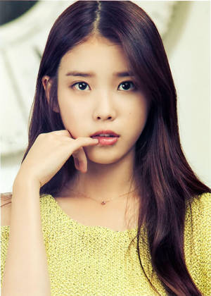 Iu Touching Her Lip Wallpaper