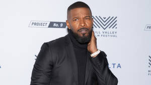 Jamie Foxx Donning A Suave Suit And Sunglasses. Wallpaper