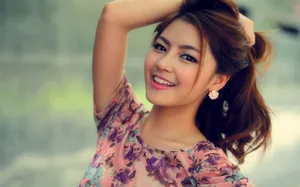 Japan Elegant And Charming Girl Wallpaper