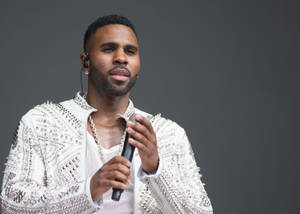 Jason Derulo Looking Dapper In An Embellished Outfit Wallpaper