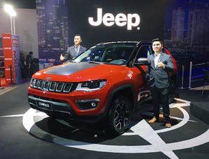 Jeep Compass Red Aesthetic With Presenters Wallpaper