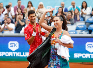 Jelena Janković Waving To Audience Wallpaper