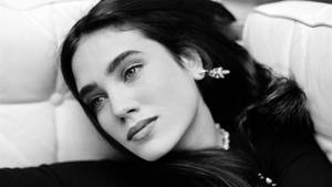 Jennifer Connelly In Black And White Wallpaper