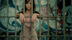 Jennifer Love Hewitt In Prison Wallpaper