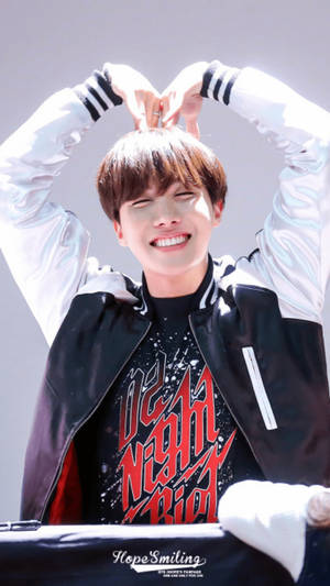 Jhope Cute Arm Heart Wallpaper