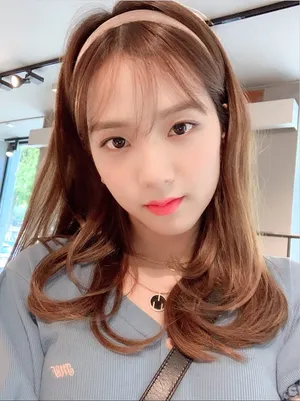 Jisoo Cute With A Hairband Selfie Wallpaper