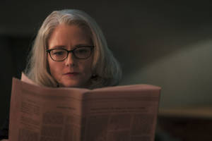 Jodie Foster Reading A Book Wallpaper