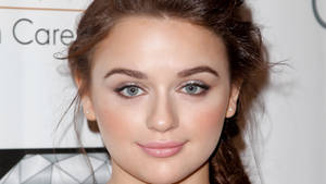 Joey King Frosty Makeup Wallpaper