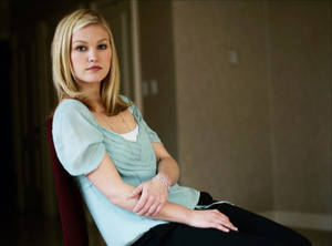 Julia Stiles Actress Sitting Down Wallpaper