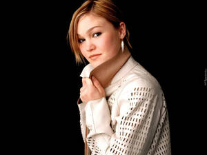 Julia Stiles American Model Actress Wallpaper