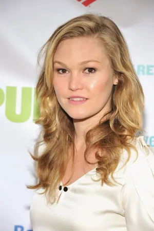 Julia Stiles Pretty Actress Wallpaper