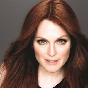 Julianne Moore Beautiful Mature Woman Wallpaper