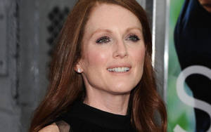 Julianne Moore Shines At The 'crazy, Stupid, Love' Event Wallpaper