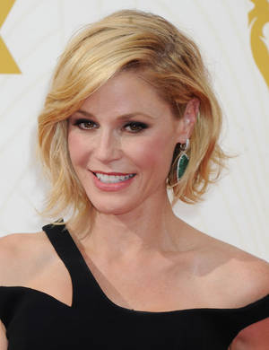 Julie Bowen Blonde In Black Dress Wallpaper
