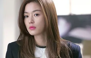 Jun Ji Hyun Curious Stare Wallpaper