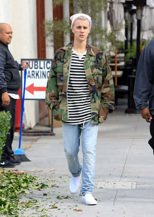 Justin Bieber 2015 On A Stroll Wallpaper