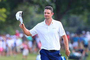 Justin Rose Acknowledging The Crowd Wallpaper