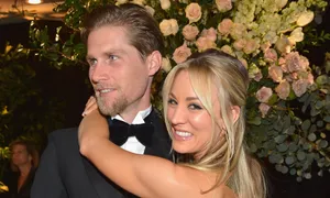 Kaley Cuoco And Cook Sweet Moment Wallpaper