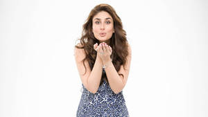 Kareena Kapoor Cute Photoshoot Pose Wallpaper